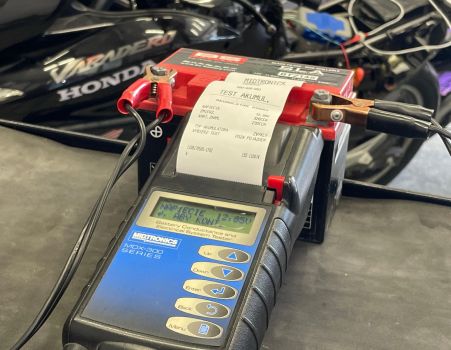 Pomiar akumulatora motocykla testerem Midtronics – diagnostyka układu ładowania, serwis PGEN-MOTO Pruszków