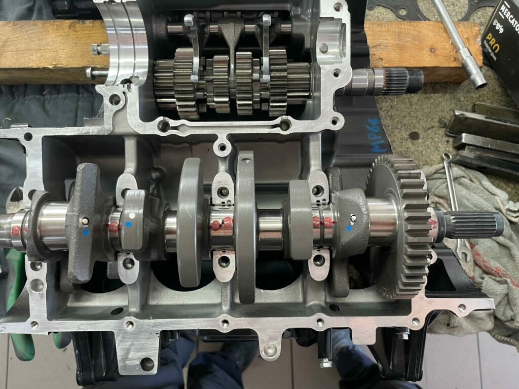 Wał korbowy i skrzynia biegów motocykla w trakcie montażu – precyzyjne ustawienie elementów po regeneracji.