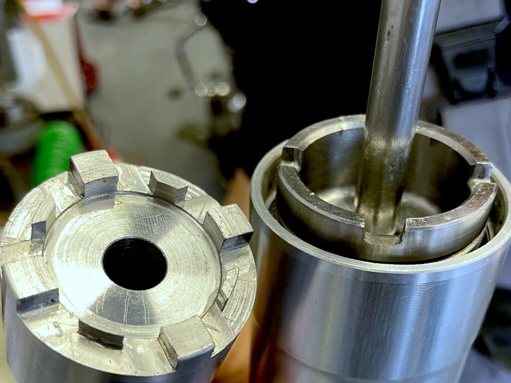 Dedykowane narzędzie PGEN Forge do rozbiórki zawieszenia motocyklowego – stalowy klucz pasujący do elementów wewnętrznych lag.