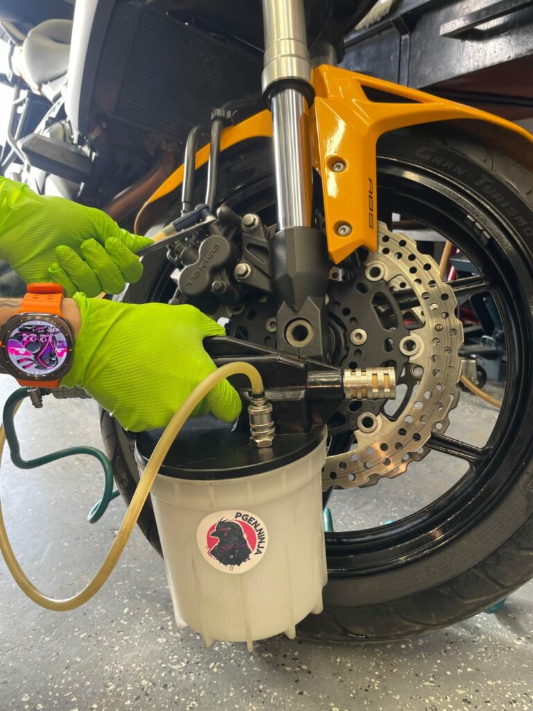 Odpowietrzanie układu hamulcowego w motocyklu Kawasaki Versys przy użyciu zestawu podciśnieniowego – serwis hamulców w PGEN-MOTO.