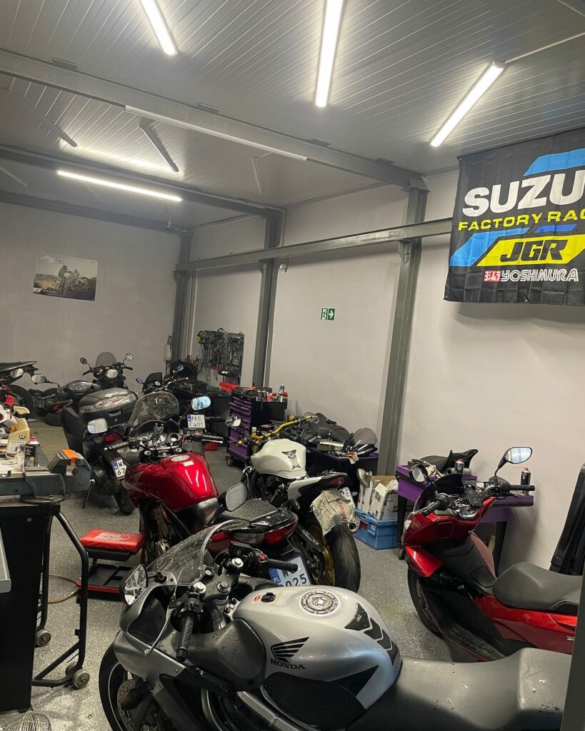 Motocykle przechowywane zimą w ocieplonym pomieszczeniu PGEN Moto