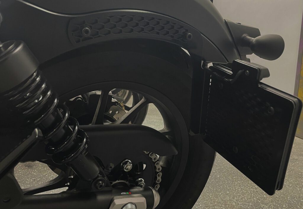 Boczny wspornik tablicy rejestracyjnej do Honda Rebel – custom wykonany w PGEN Forge