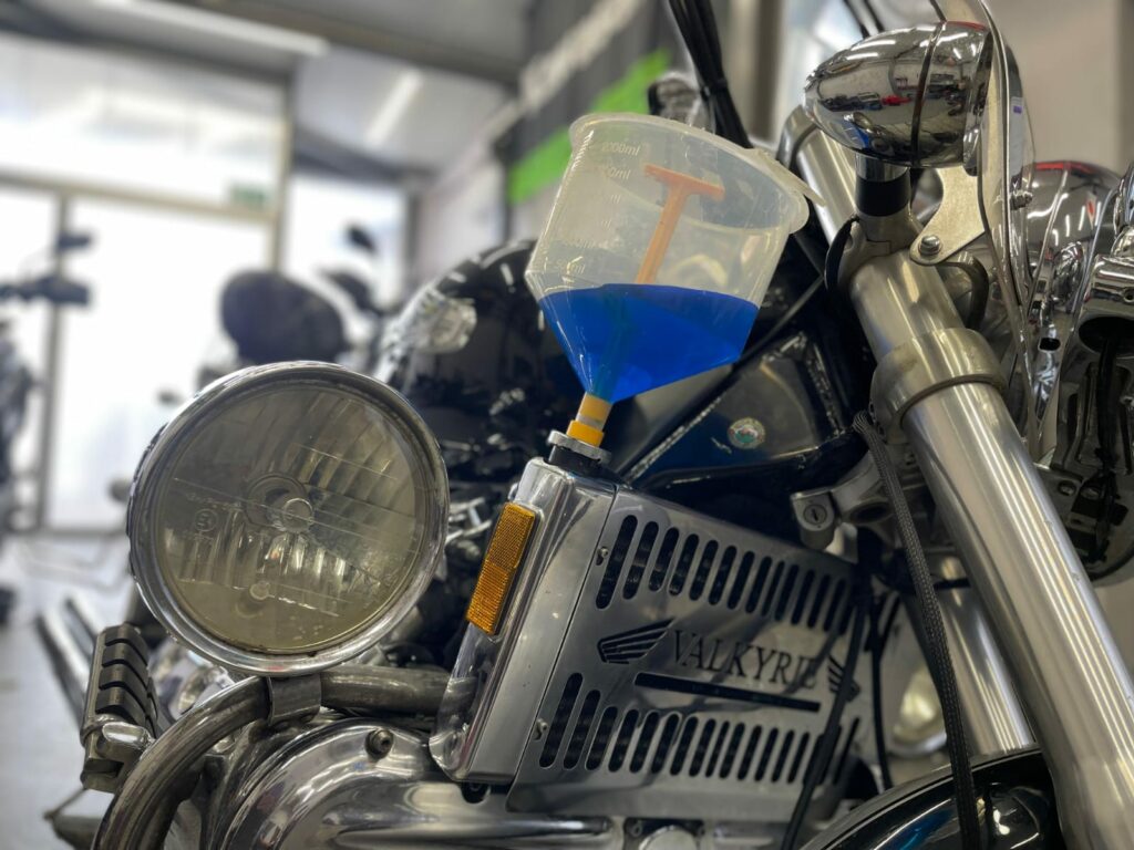 Uzupełnianie płynu chłodniczego w motocyklu Honda Valkyrie – serwis układu chłodzenia w warsztacie PGEN-MOTO.