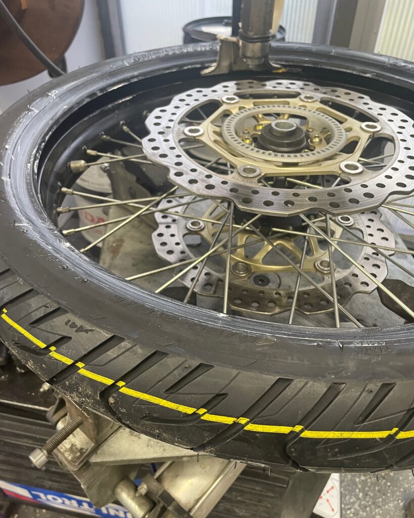 Wymiana opony motocyklowej w serwisie PGEN-MOTO Warszawa