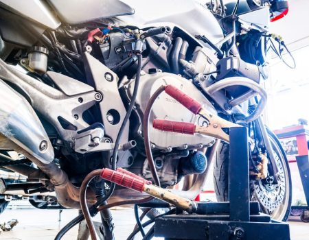 ładowanie akumulatora podczas przechowywania motocykla